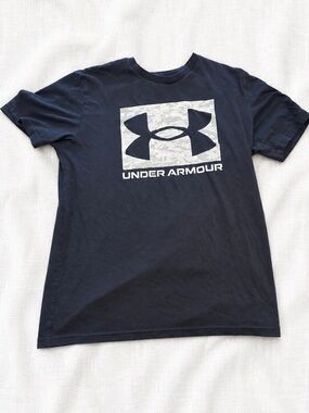 Under Armour Men’s Navy Short Sleeve Logo Tee with Camo Box